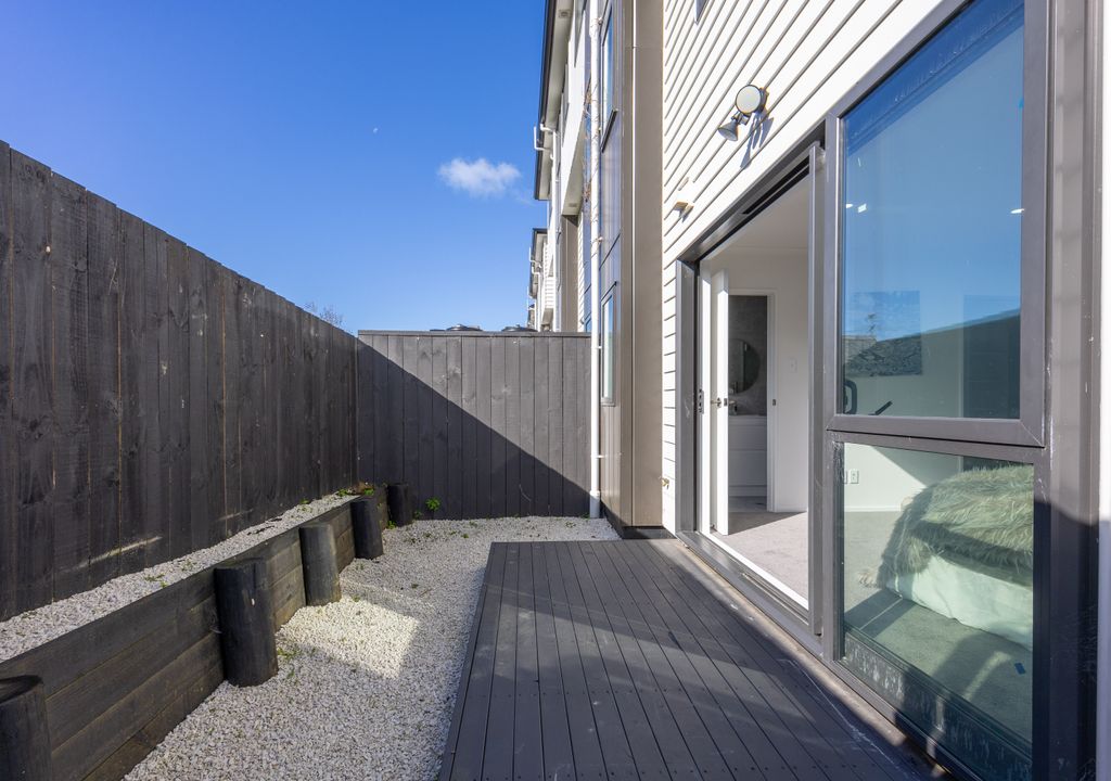 Enquiries Over $900,000, Ignore the C.V.! Selling below CV ( CV$1.125M), 158m2 brandnew freehold 4 beds 3.5 baths home with garage, close to schools, shops, supermarket, parks, 37D Erima Avenue, Point England, Auckland