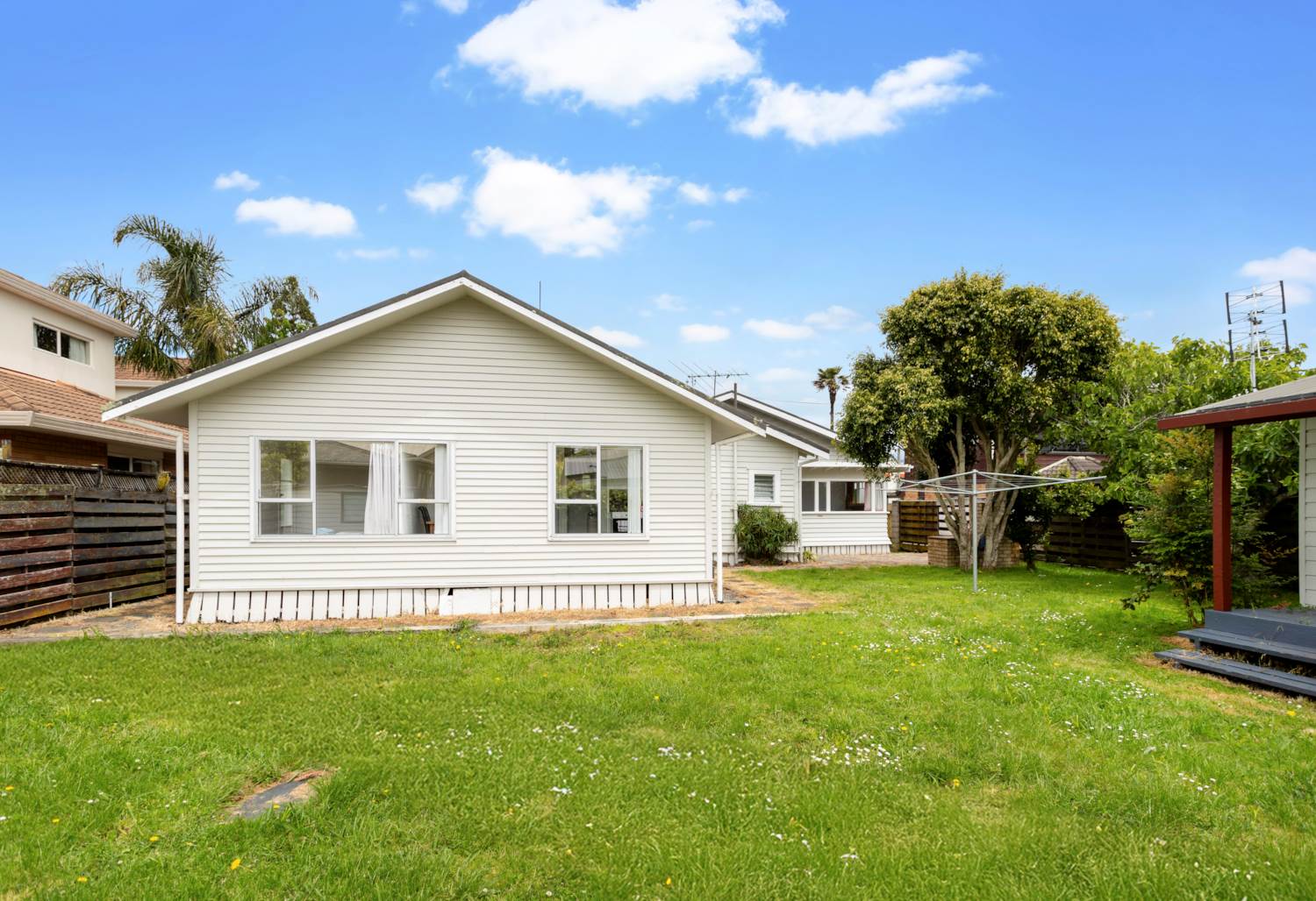 Double Grammar school zone, 5 beds 1.5 baths main home + 3 beds granny + standalone 1 bed 1 bath and laundry sleepout, 2 km to Epsom Girls’ Grammar School, 2.8 km to Auckland Grammar, 7-7A Rangiatea Road, Epsom, Auckland