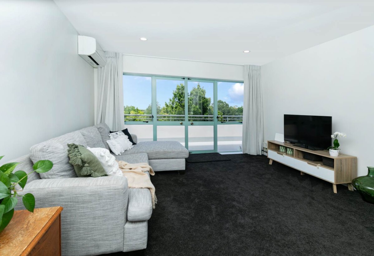 2D/221 Sunset Road, Sunnynook, Auckland