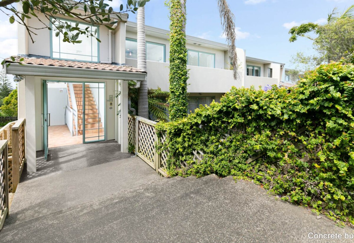 2D/221 Sunset Road, Sunnynook, Auckland