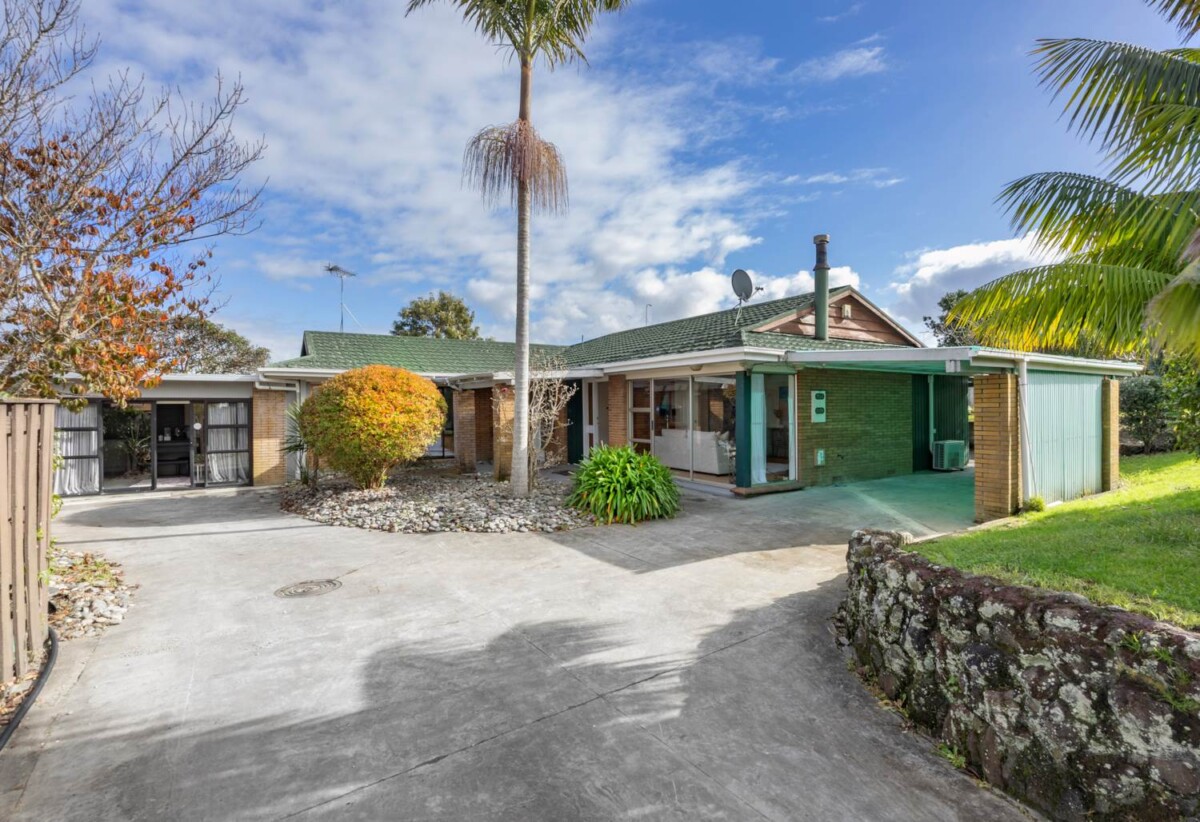 Urgent sale, 55 Walworth Avenue, Pakuranga Heights, Auckland