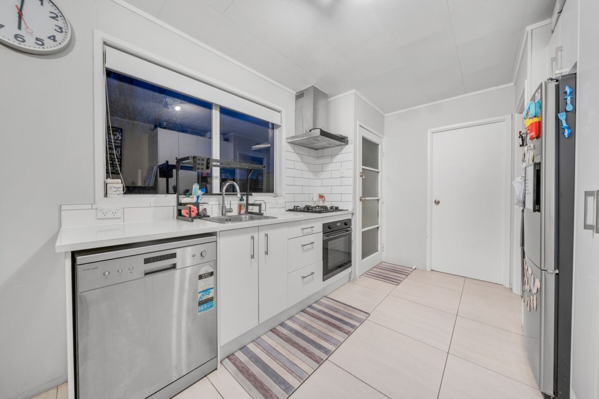 Must sell, 8A Iota Place, Clover Park, , Auckland