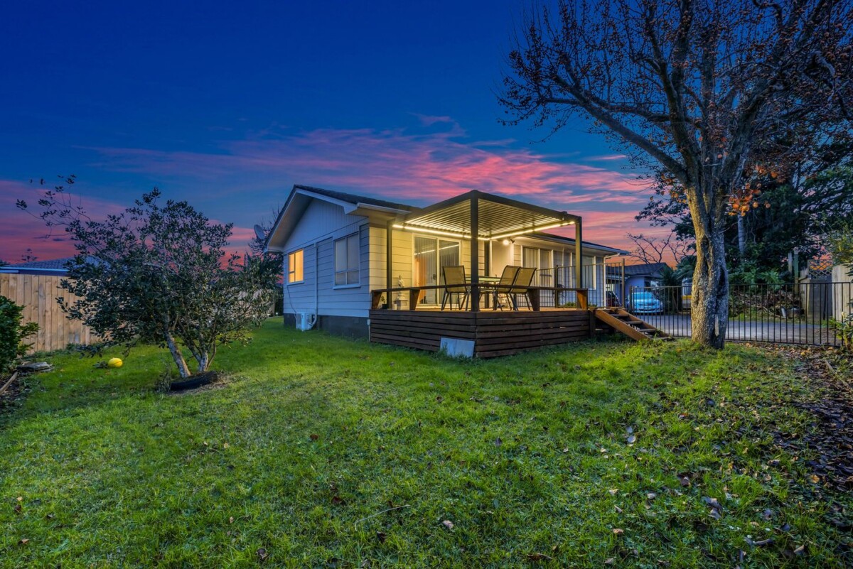 Must sell, 8A Iota Place, Clover Park, , Auckland