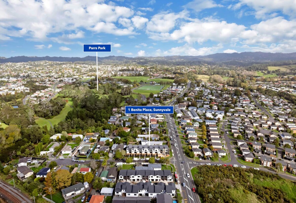 Freehold Affordable 3 bed 2.5 baths home with 10 Years MB, 1/1 Benita Place, Sunnyvale, Auckland