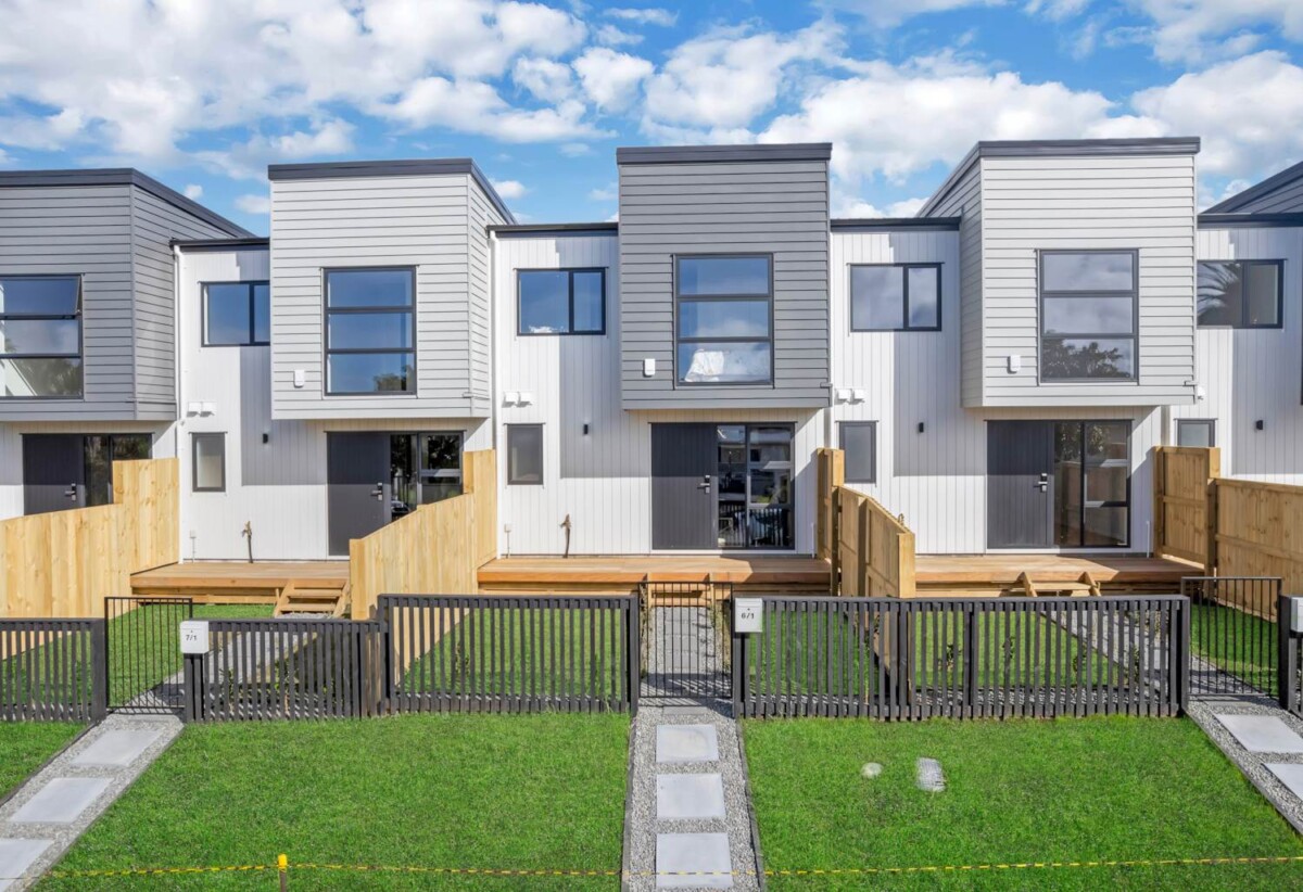 Freehold Affordable 3 bed 2.5 baths home with 10 Years MB, 1/1 Benita Place, Sunnyvale, Auckland