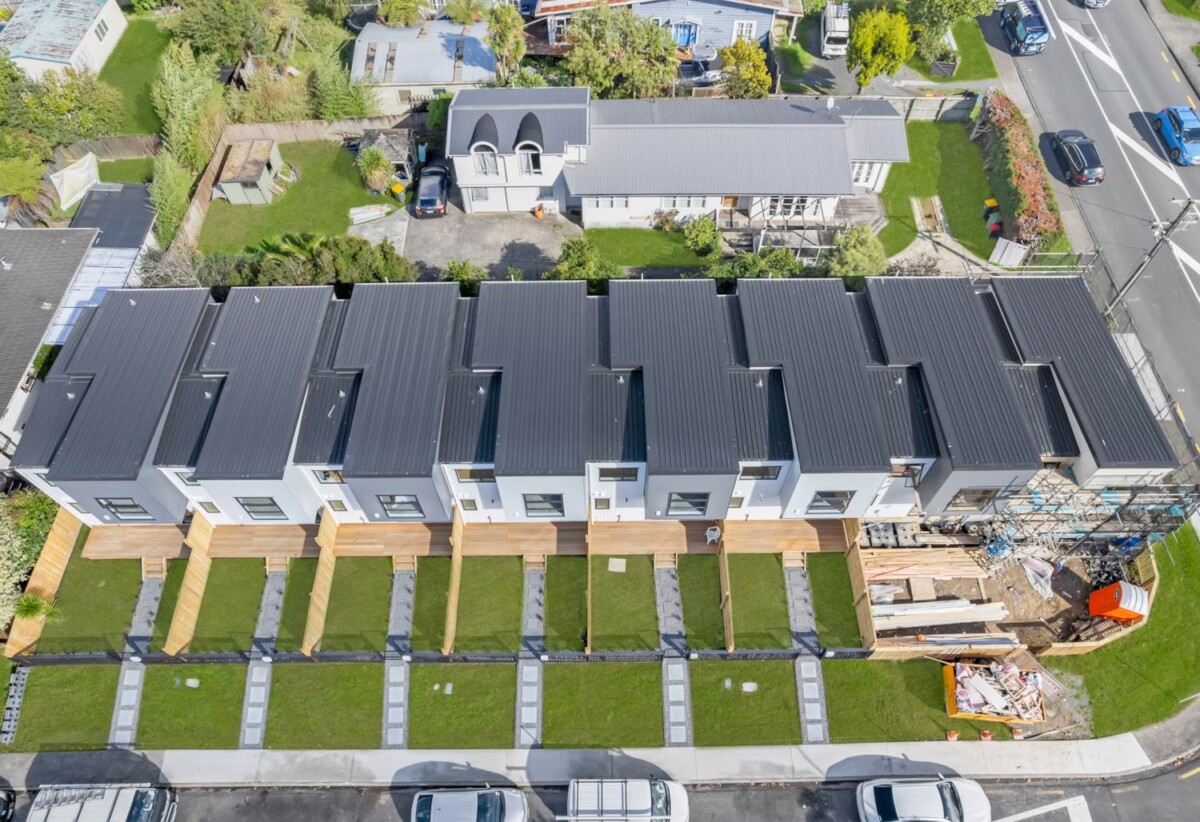 Freehold Affordable 3 bed 2.5 baths home with 10 Years MB, 1/1 Benita Place, Sunnyvale, Auckland