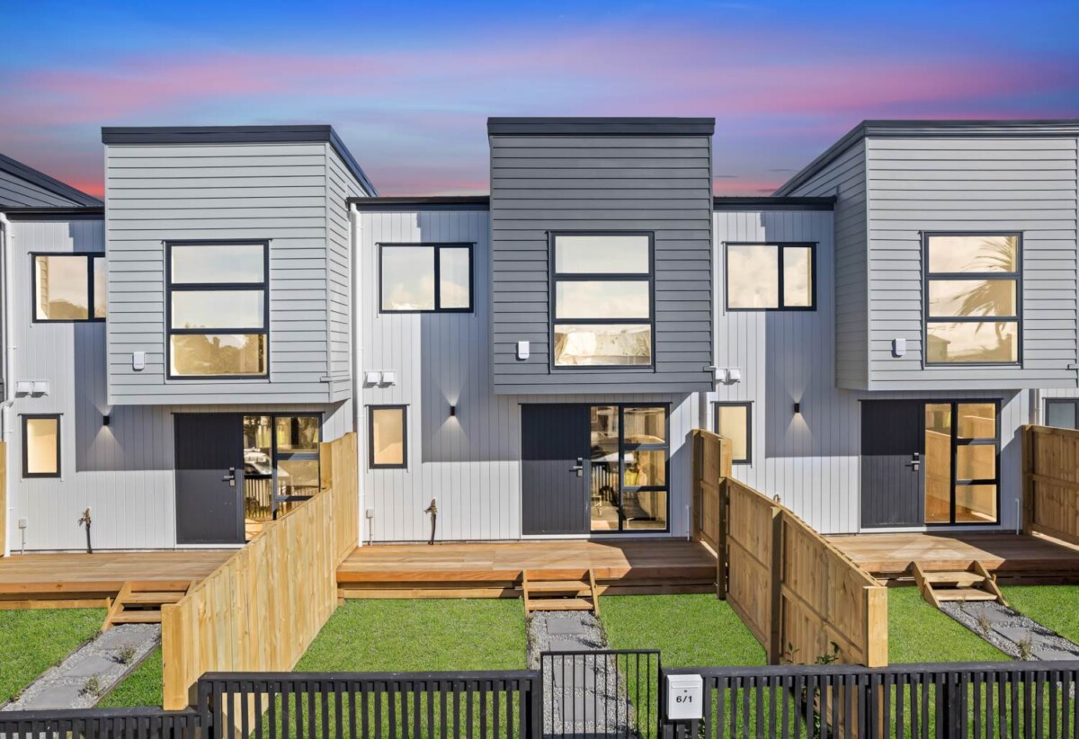 Freehold Affordable 3 bed 2.5 baths home with 10 Years MB, 1/1 Benita Place, Sunnyvale, Auckland