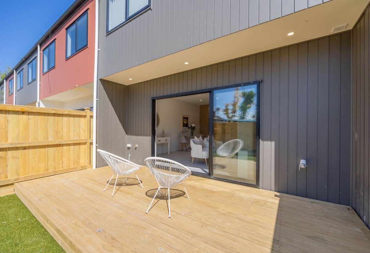 4 beds 3 baths home, close to schools, supermarket, town centre, reserve, 48C Tamatea Avenue, Pt England, Auckland
