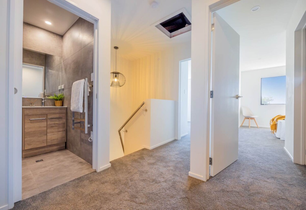 4 beds 3 baths home, close to schools, supermarket, town centre, reserve, 48C Tamatea Avenue, Pt England, Auckland