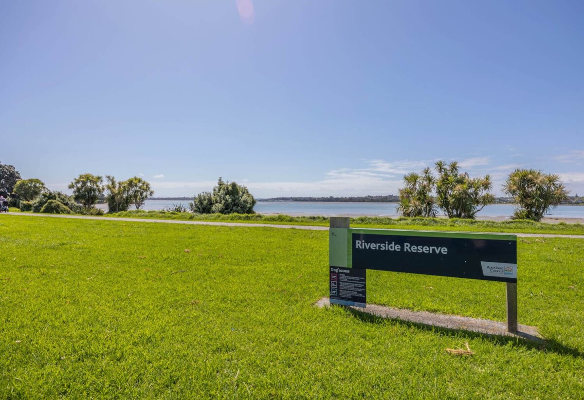 4 beds 3 baths home, close to schools, supermarket, town centre, reserve, 48C Tamatea Avenue, Pt England, Auckland