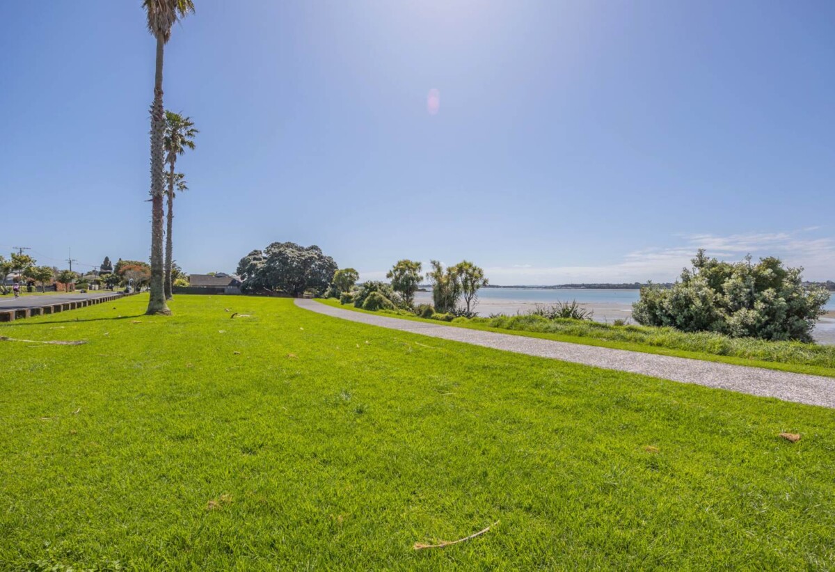 4 beds 3 baths home, close to schools, supermarket, town centre, reserve, 48C Tamatea Avenue, Pt England, Auckland