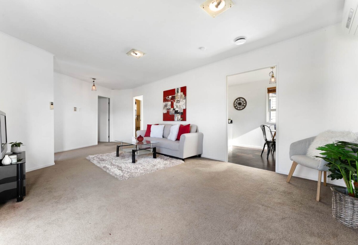 2 Longreach Drive, Sunnyvale, Auckland