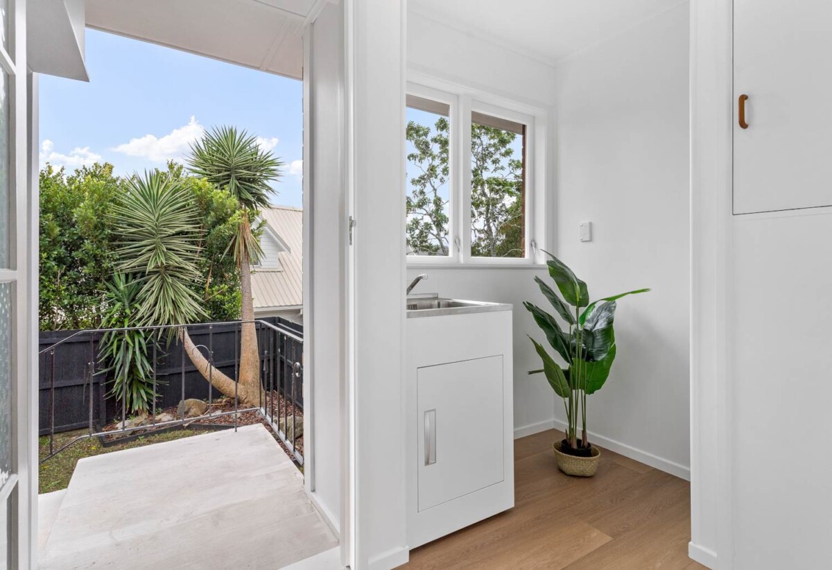Renovated, 3 beds house on 458m² section, walks to schools, other local amenities, 8 Aplin Place, Birkdale, Auckland