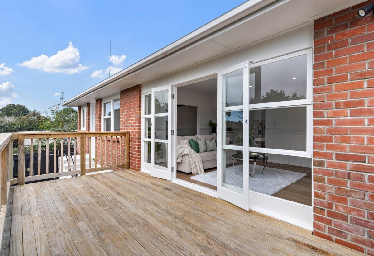 Renovated, 3 beds house on 458m² section, walks to schools, other local amenities, 8 Aplin Place, Birkdale, Auckland