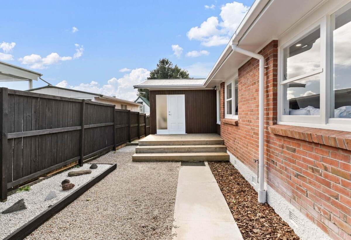 Renovated, 3 beds house on 458m² section, walks to schools, other local amenities, 8 Aplin Place, Birkdale, Auckland