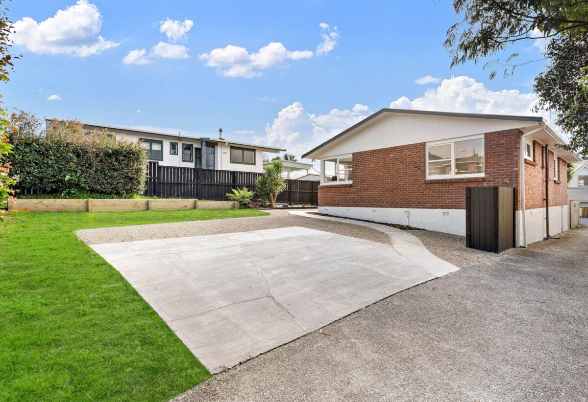 Renovated, 3 beds house on 458m² section, walks to schools, other local amenities, 8 Aplin Place, Birkdale, Auckland
