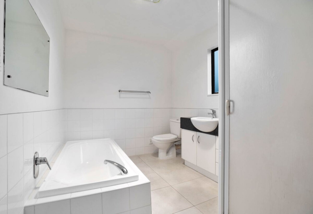 2/30 Roberts Road, Glenfield, Auckland