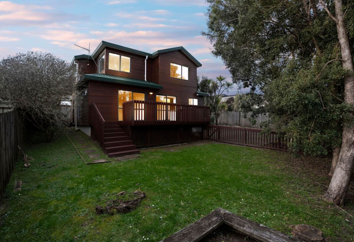 2/30 Roberts Road, Glenfield, Auckland