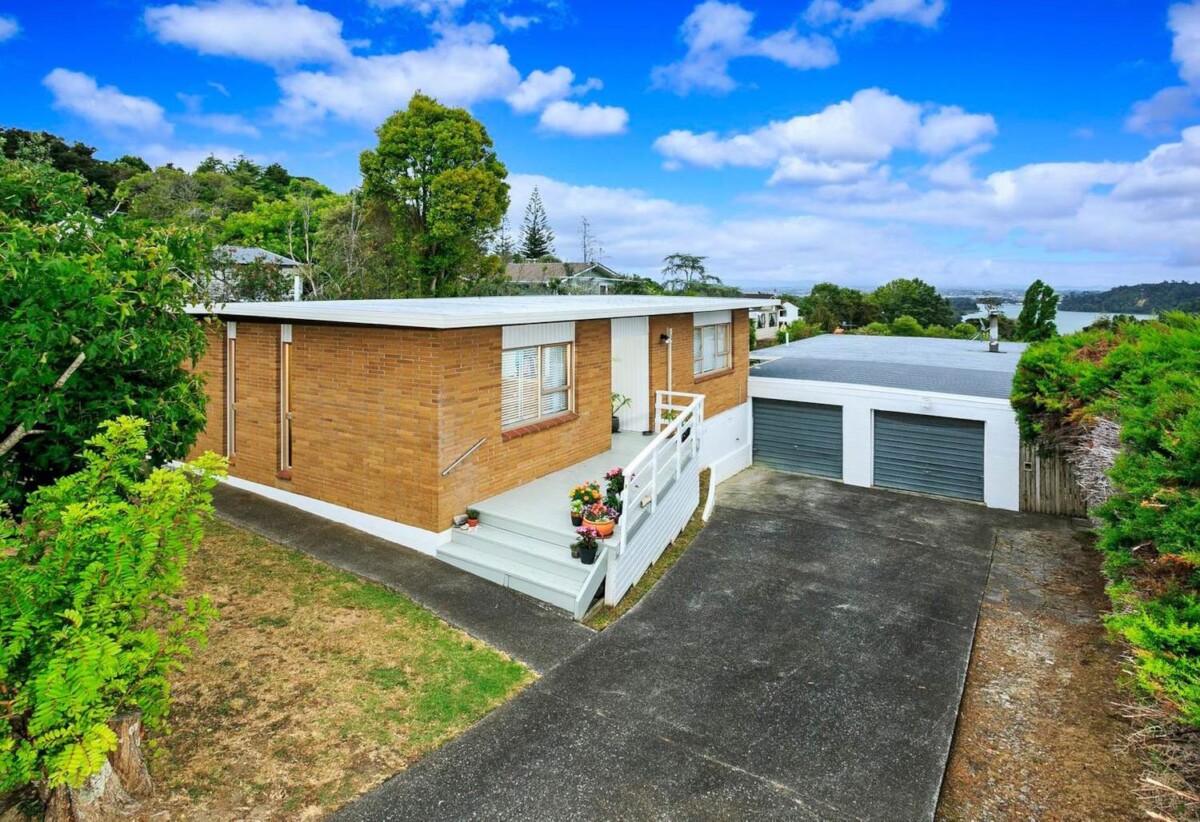 1/4 Lynn Road, Glenfield, Auckland