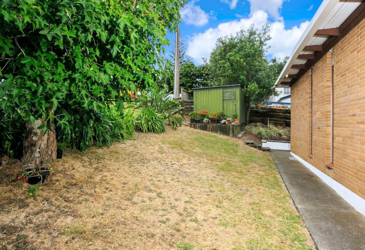 1/4 Lynn Road, Glenfield, Auckland