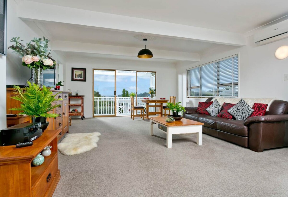 1/4 Lynn Road, Glenfield, Auckland