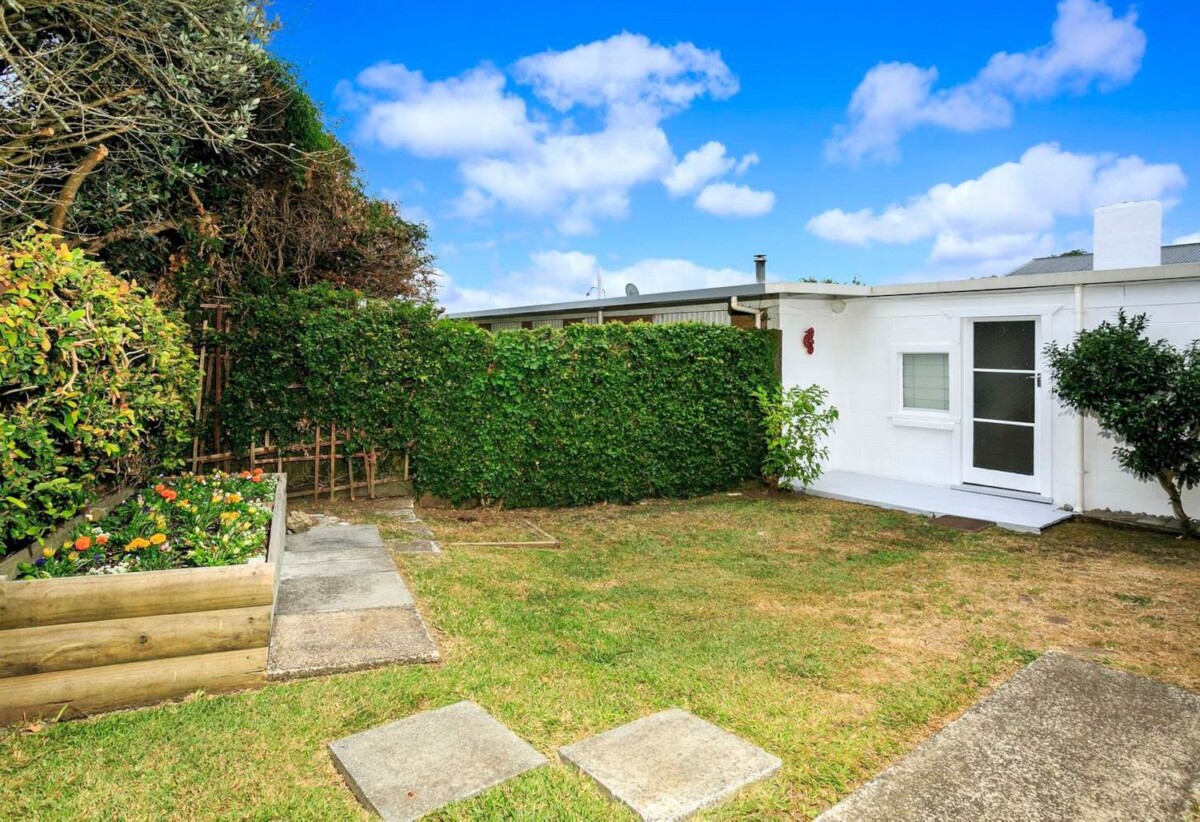 1/4 Lynn Road, Glenfield, Auckland