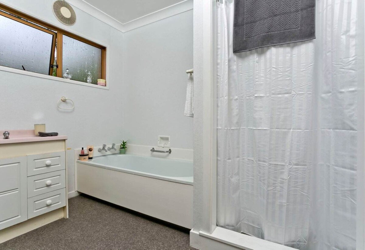 1/4 Lynn Road, Glenfield, Auckland