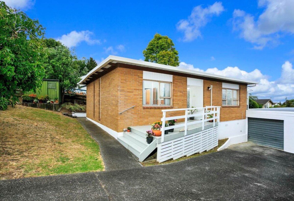 1/4 Lynn Road, Glenfield, Auckland