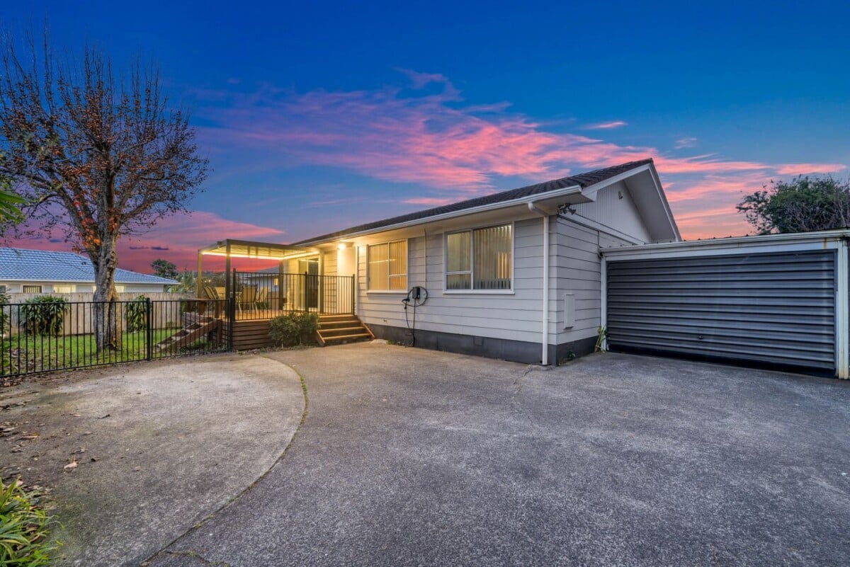 Must sell, 8A Iota Place, Clover Park, , Auckland