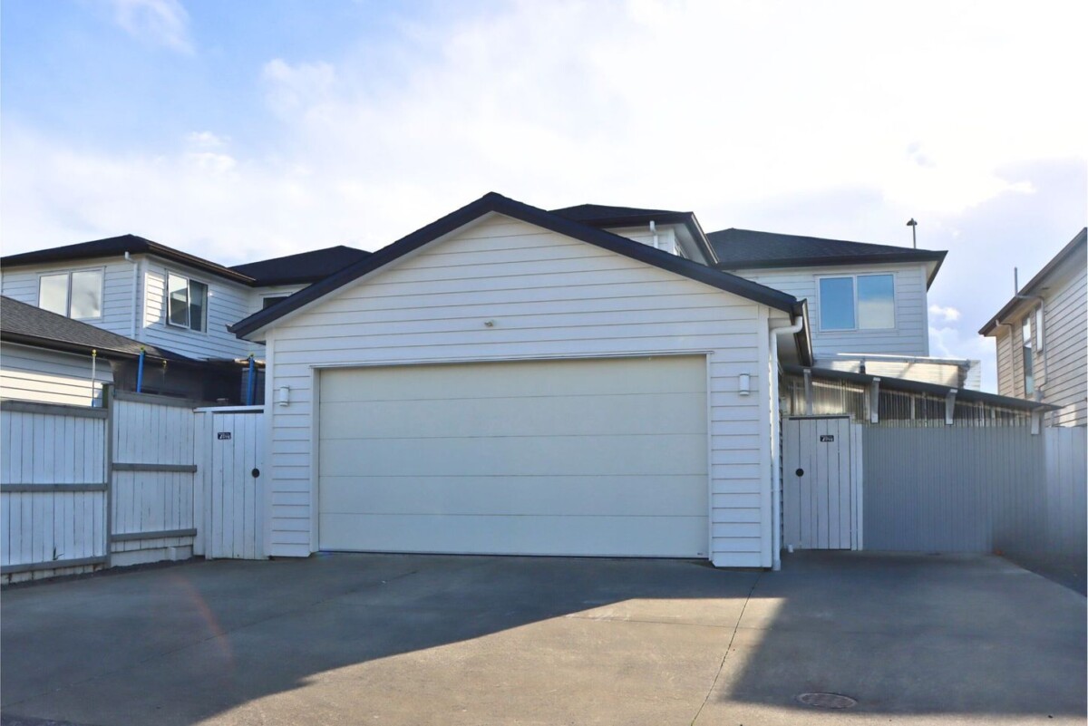 Walk to Ormiston Schools & Town Centre, 233 Murphys Road, Flat Bush, Auckland