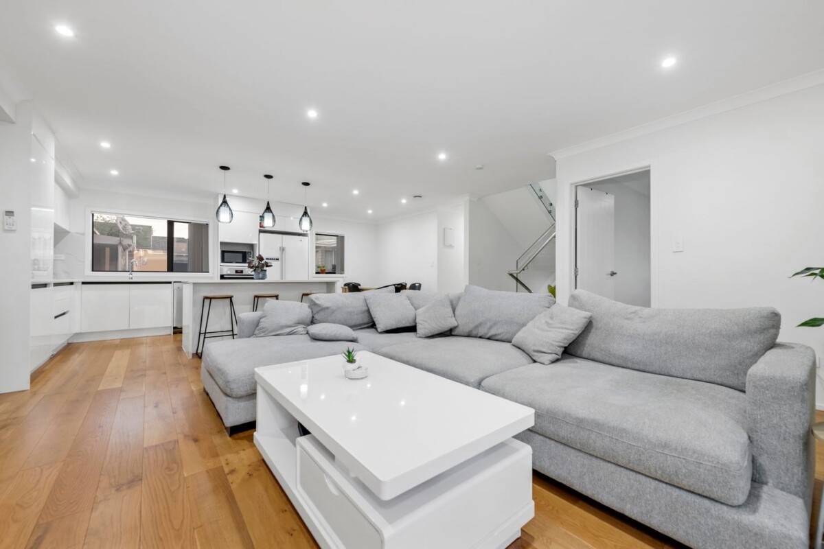 Priced under CV , 191m2 4 beds 3 baths house with garage, Centrally located – easy access to shops, public transport, parks, and amenities, 2/2 Marion Avenue, Mount Roskill, Auckland