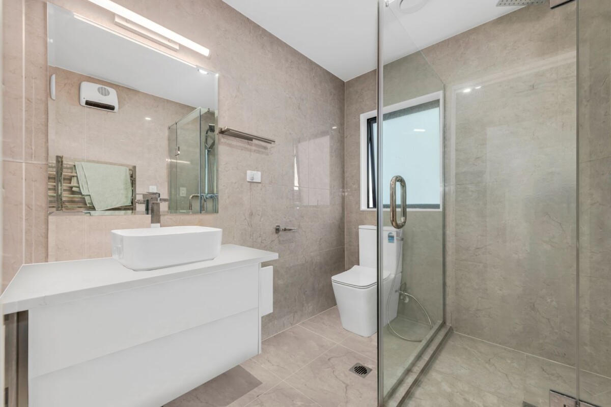 Priced under CV , 191m2 4 beds 3 baths house with garage, Centrally located – easy access to shops, public transport, parks, and amenities, 2/2 Marion Avenue, Mount Roskill, Auckland