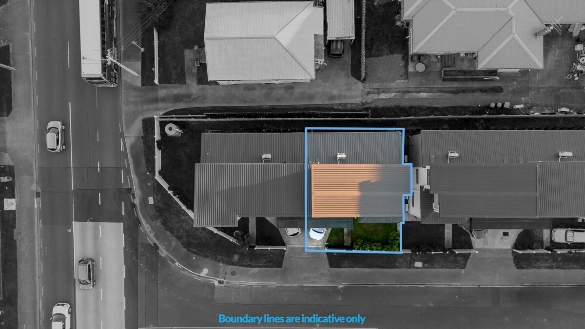 Priced under CV , 191m2 4 beds 3 baths house with garage, Centrally located – easy access to shops, public transport, parks, and amenities, 2/2 Marion Avenue, Mount Roskill, Auckland