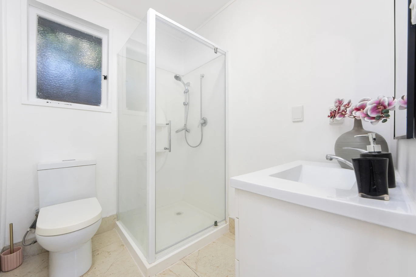 Move-in ready, RENOVATED standalone 3 beds 1.5 baths house on 290m2 section, close to schools, shops and public transport, 26A Jamaica Place, Blockhouse Bay, Auckland