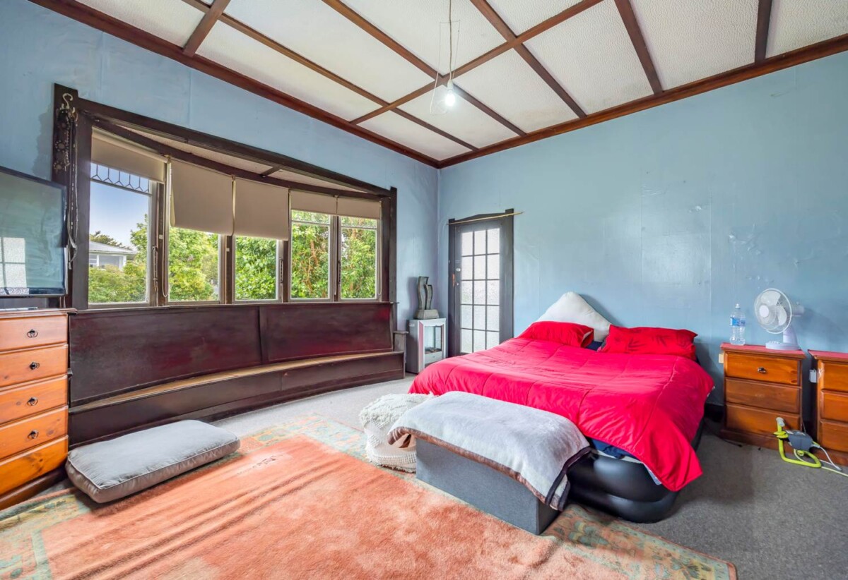 3 beds house on 880m2 section, With RC, EPA, BC for 5 houses (2 Duplex and 1 Free-standing house), 74 Namata Road, One Tree Hill, Auckland