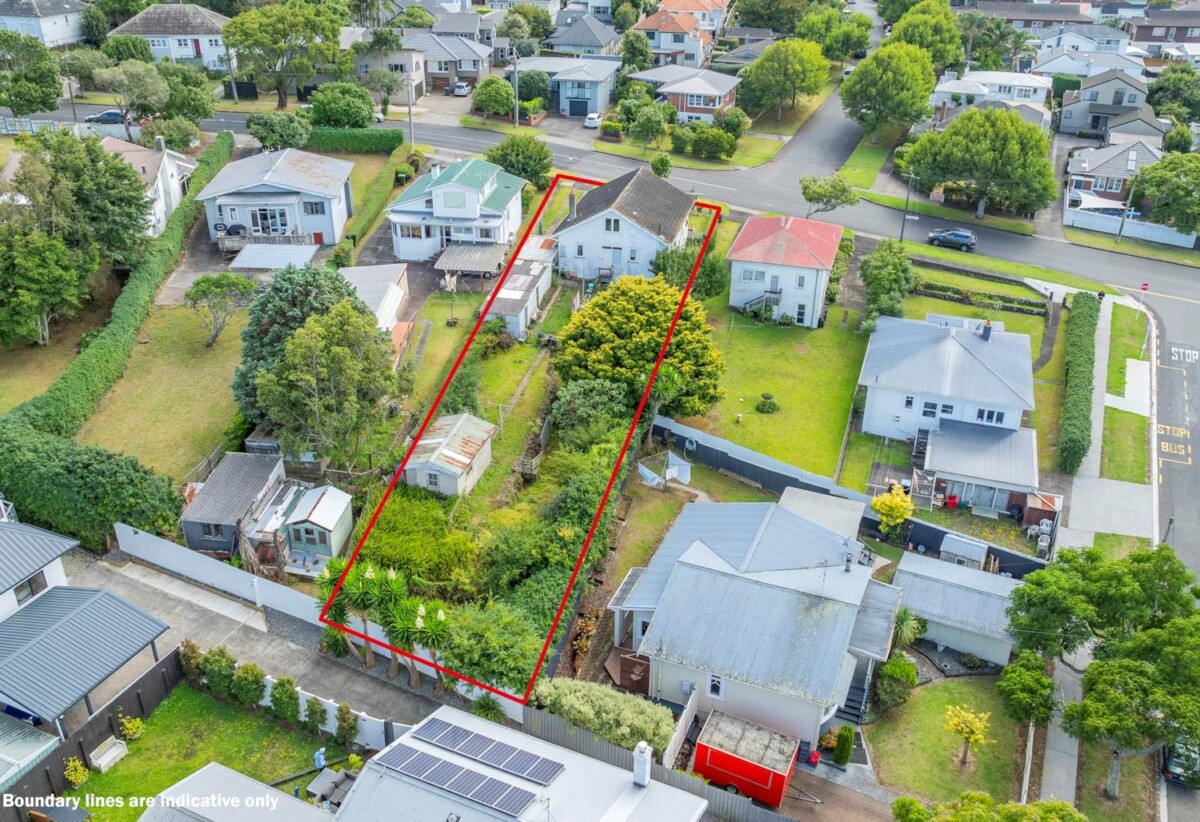 3 beds house on 880m2 section, With RC, EPA, BC for 5 houses (2 Duplex and 1 Free-standing house), 74 Namata Road, One Tree Hill, Auckland