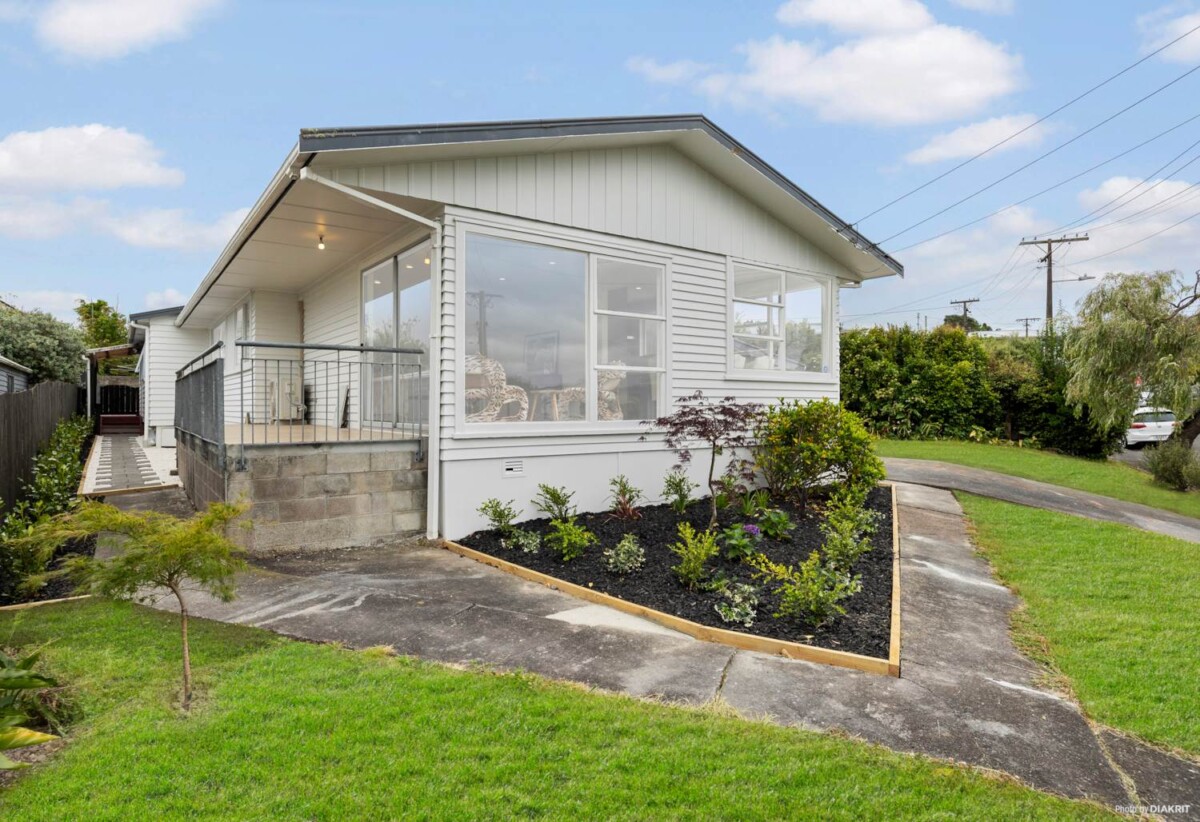 Dual Entrances, 6 (3+3) Beds house on 612m2 section, Newly Renovated Front Wing, 6 Brabham Place, Avondale, Auckland