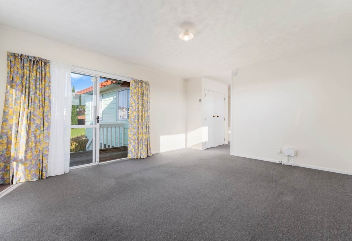 Must sell, 2/14 Silver Creek Road, Weymouth, Auckland