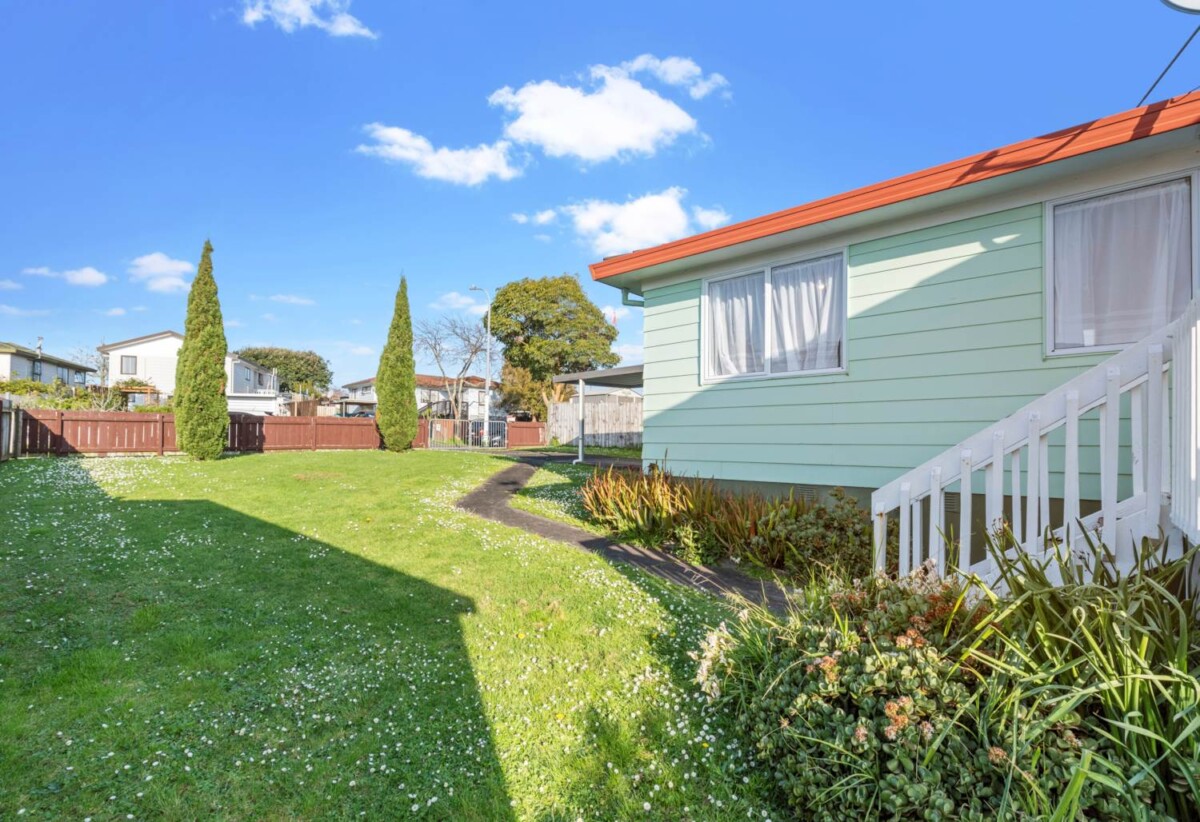 Must sell, 2/14 Silver Creek Road, Weymouth, Auckland