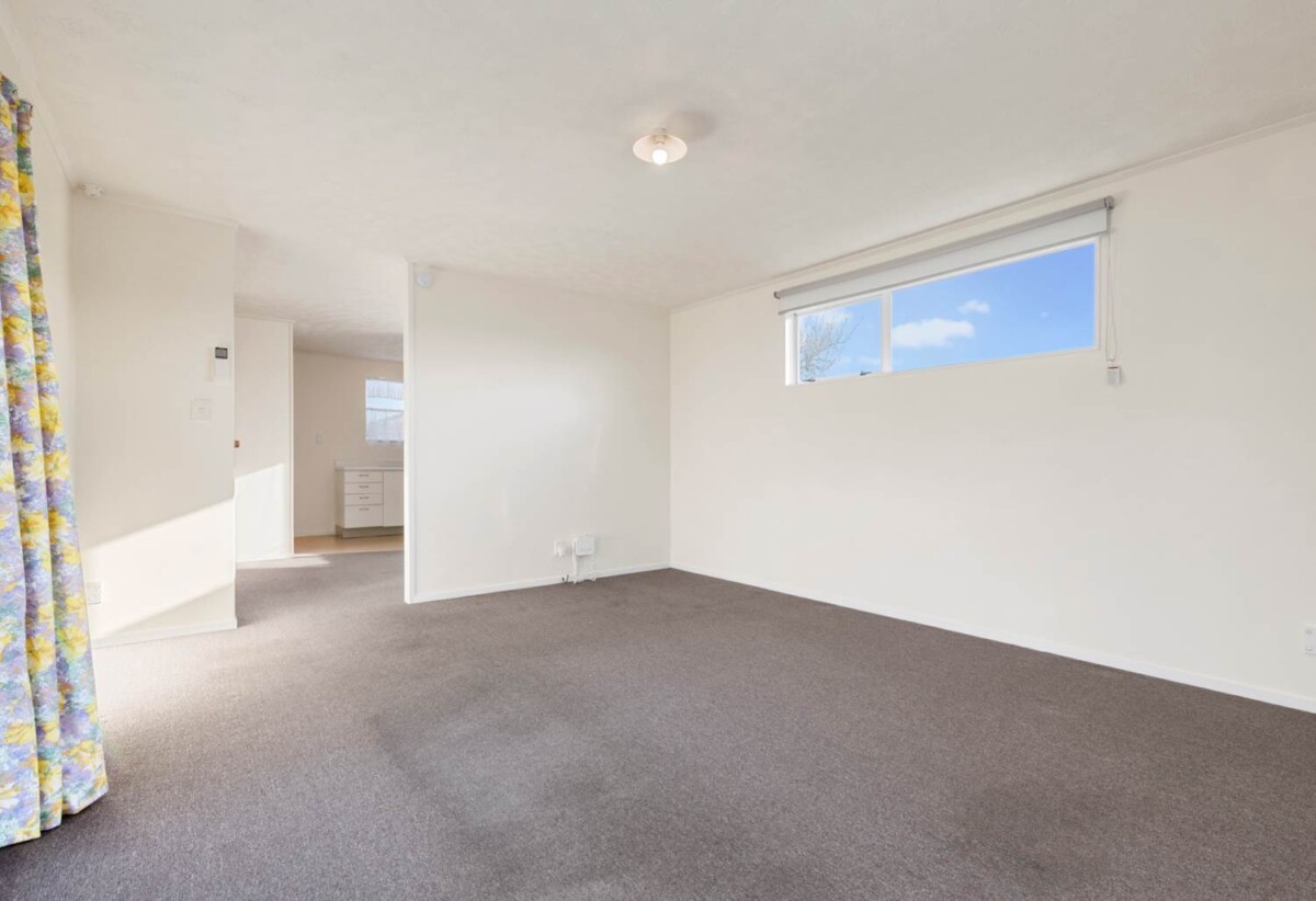 Must sell, 2/14 Silver Creek Road, Weymouth, Auckland