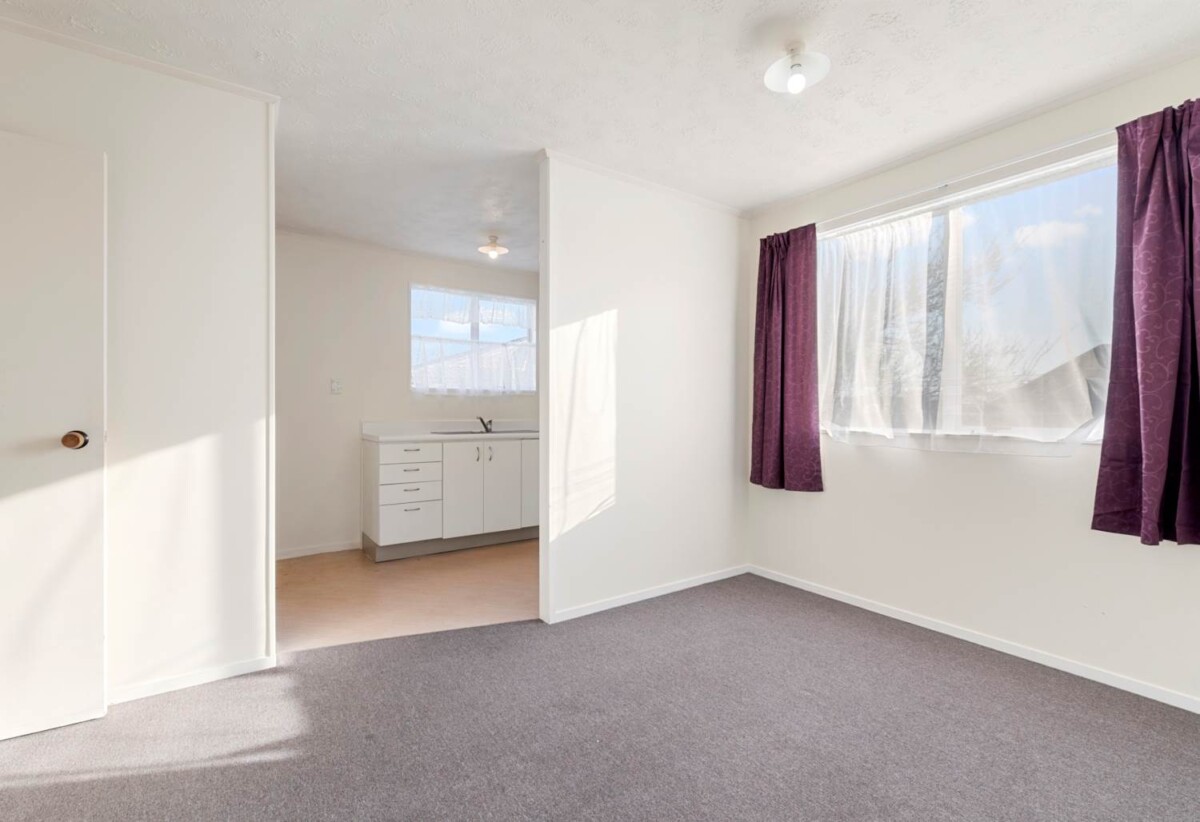 Must sell, 2/14 Silver Creek Road, Weymouth, Auckland