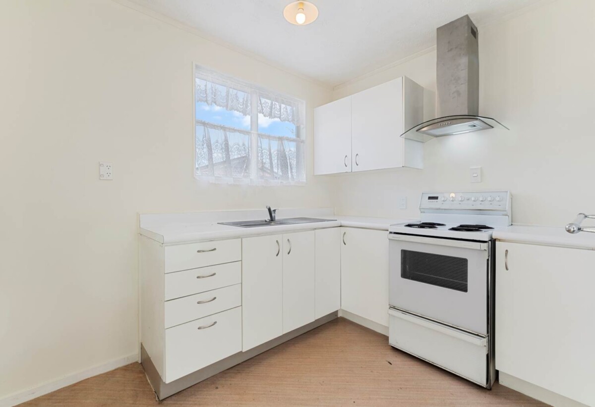 Must sell, 2/14 Silver Creek Road, Weymouth, Auckland