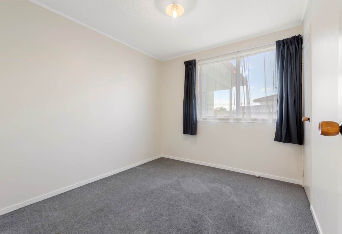 Must sell, 2/14 Silver Creek Road, Weymouth, Auckland
