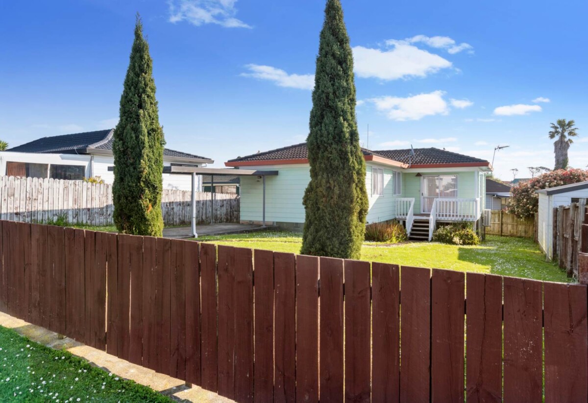 Must sell, 2/14 Silver Creek Road, Weymouth, Auckland