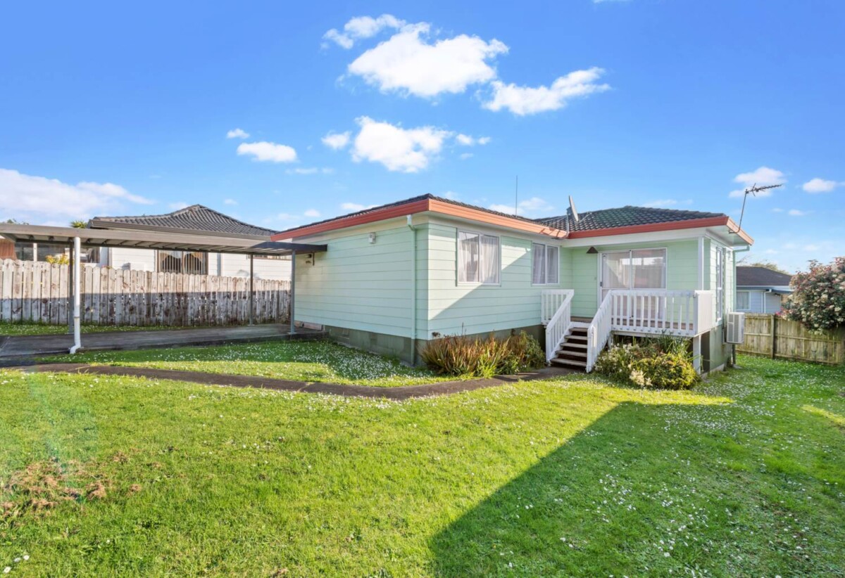 Must sell, 2/14 Silver Creek Road, Weymouth, Auckland