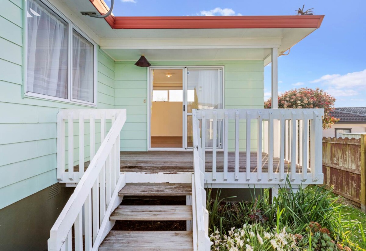Must sell, 2/14 Silver Creek Road, Weymouth, Auckland