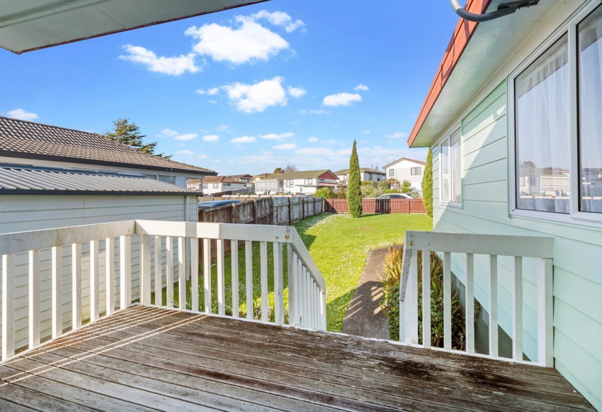 Must sell, 2/14 Silver Creek Road, Weymouth, Auckland