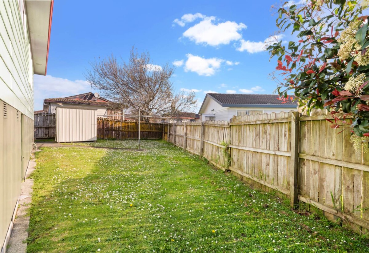 Must sell, 2/14 Silver Creek Road, Weymouth, Auckland