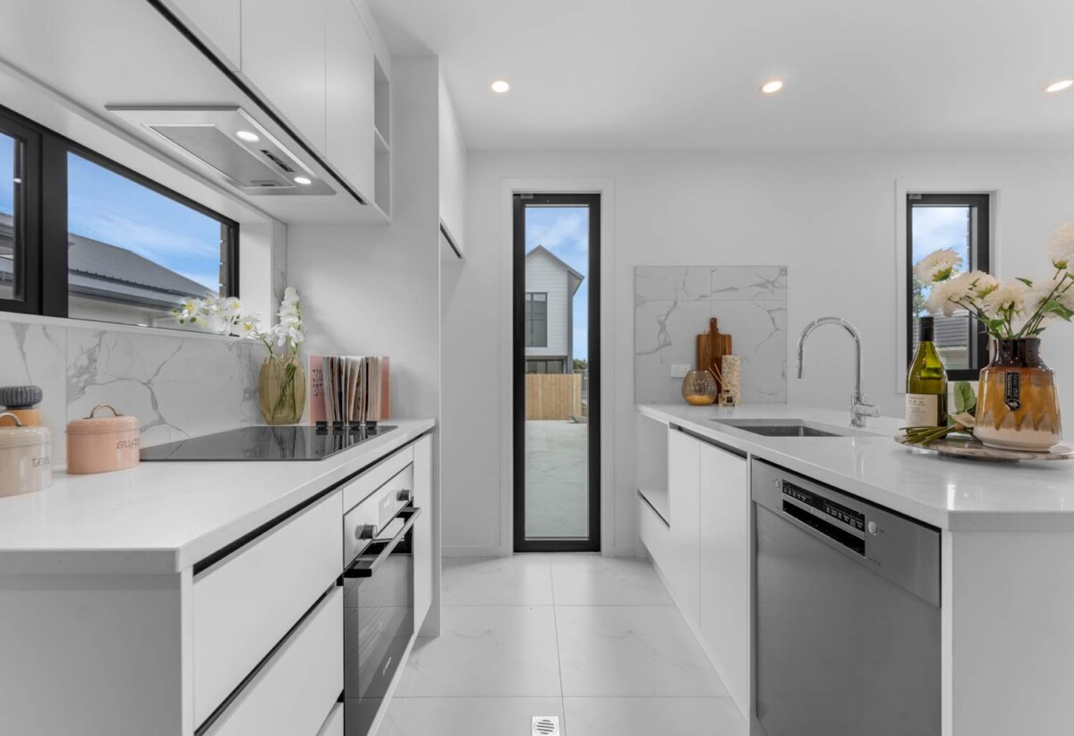 Move-in ready, Brandnew 2 beds 2.5 baths home with car park, 2 ensuites, 0.8 km to Manurewa High School, 1.2 km to Manurewa Intermediate, 1.4 km to Manurewa West School, 7/163 Russell Road, Manurewa, Auckland