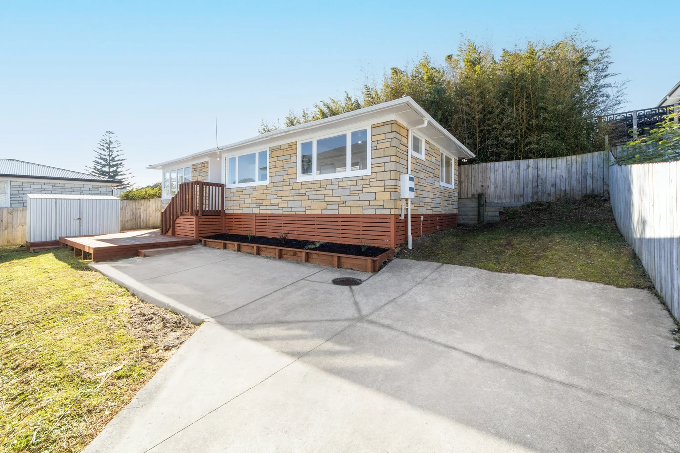 Move-in ready, RENOVATED standalone 3 beds 1.5 baths house on 290m2 section, close to schools, shops and public transport, 26A Jamaica Place, Blockhouse Bay, Auckland